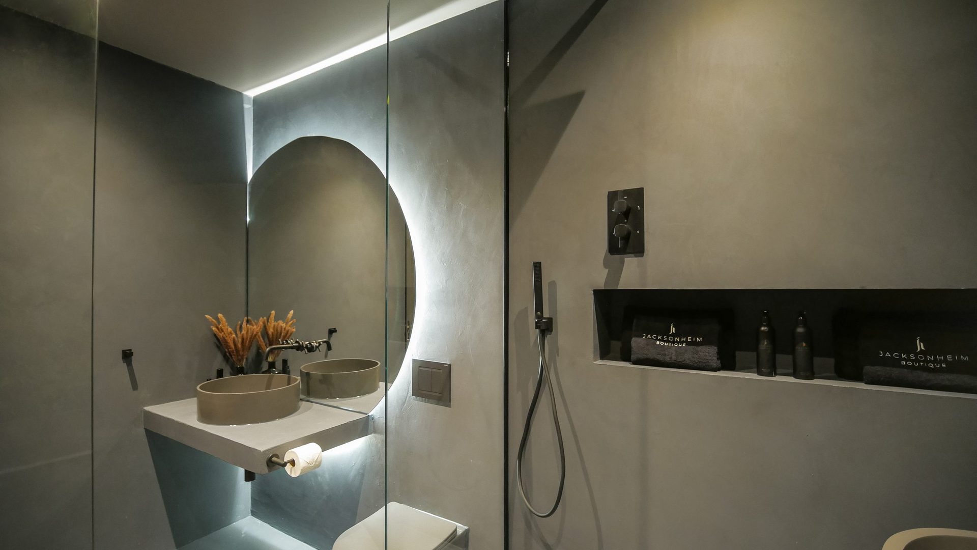 midnight-boutique-bathroom