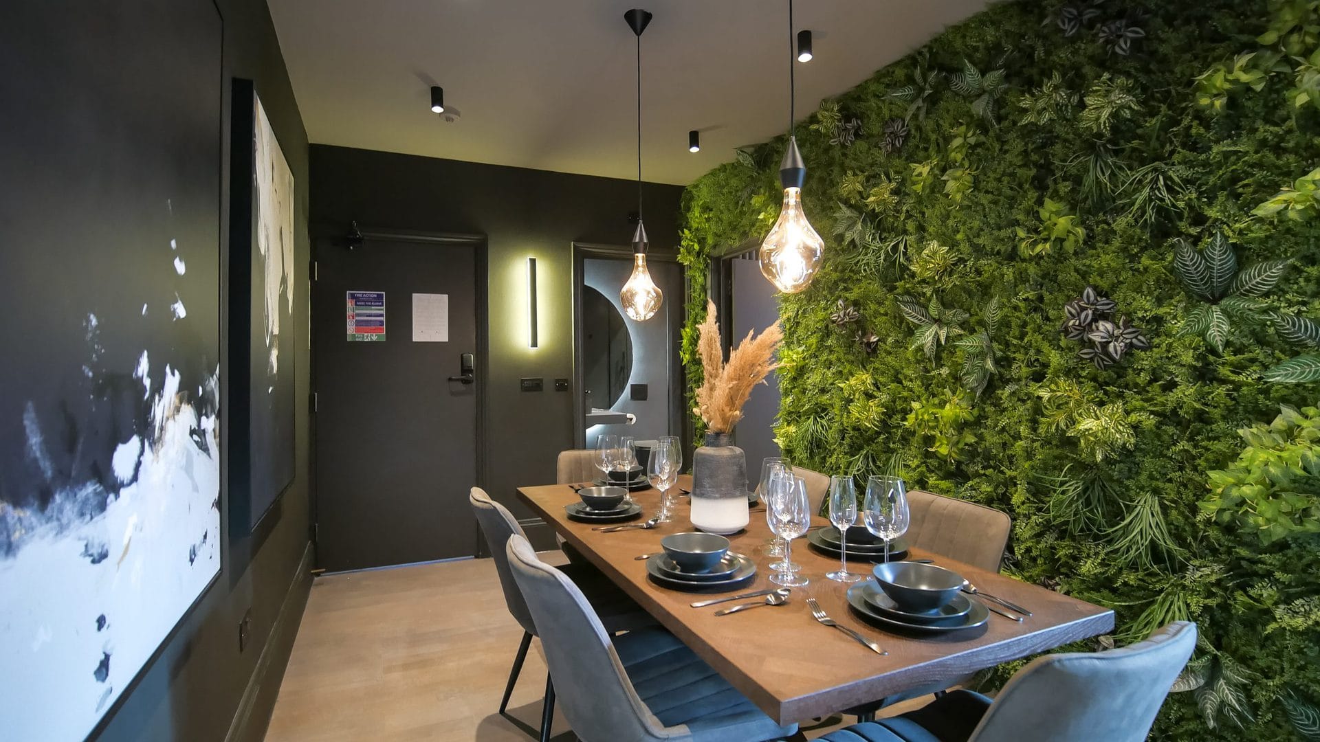 midnight-boutique-dining-table