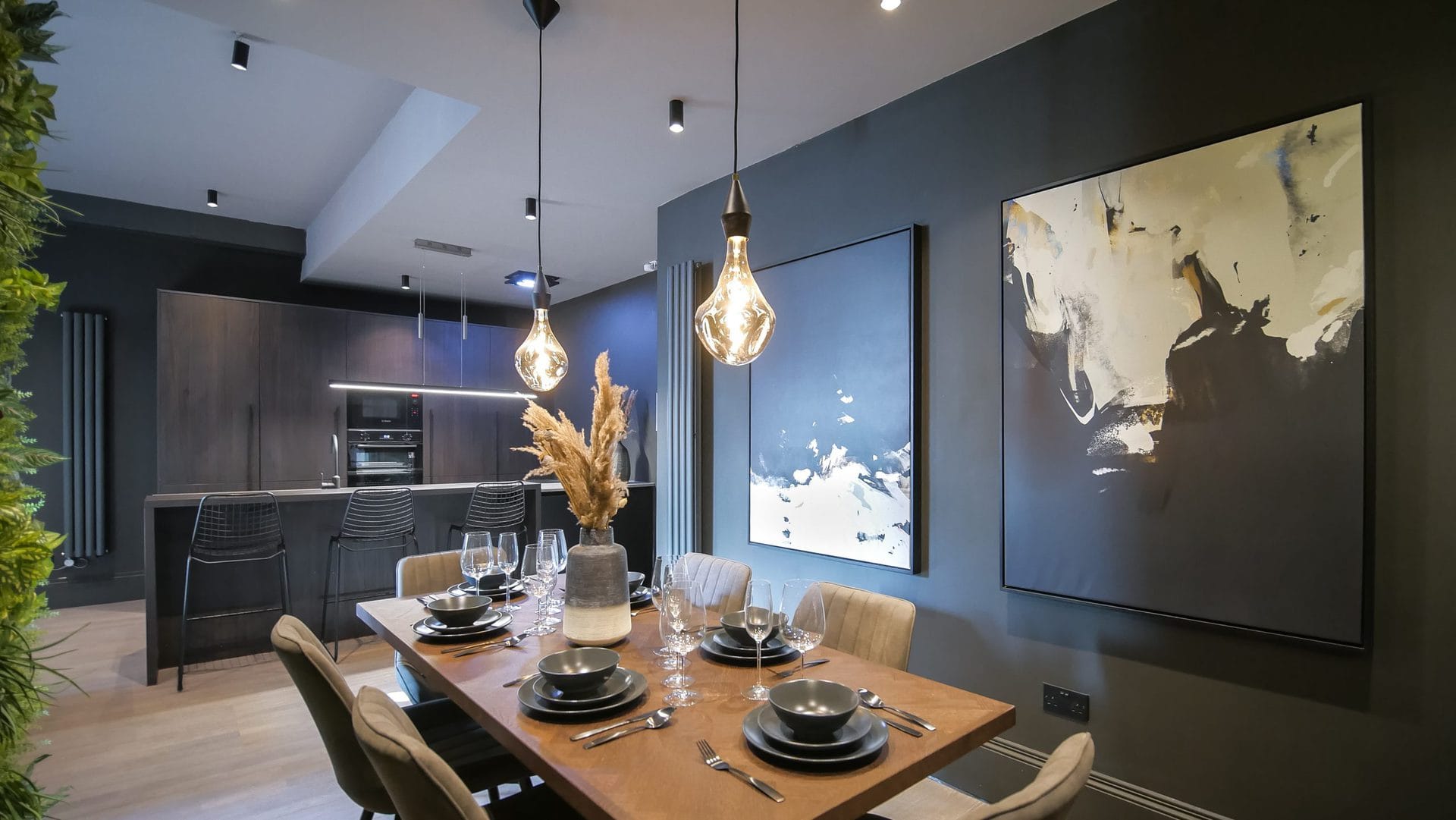 midnight-boutique-dining-table