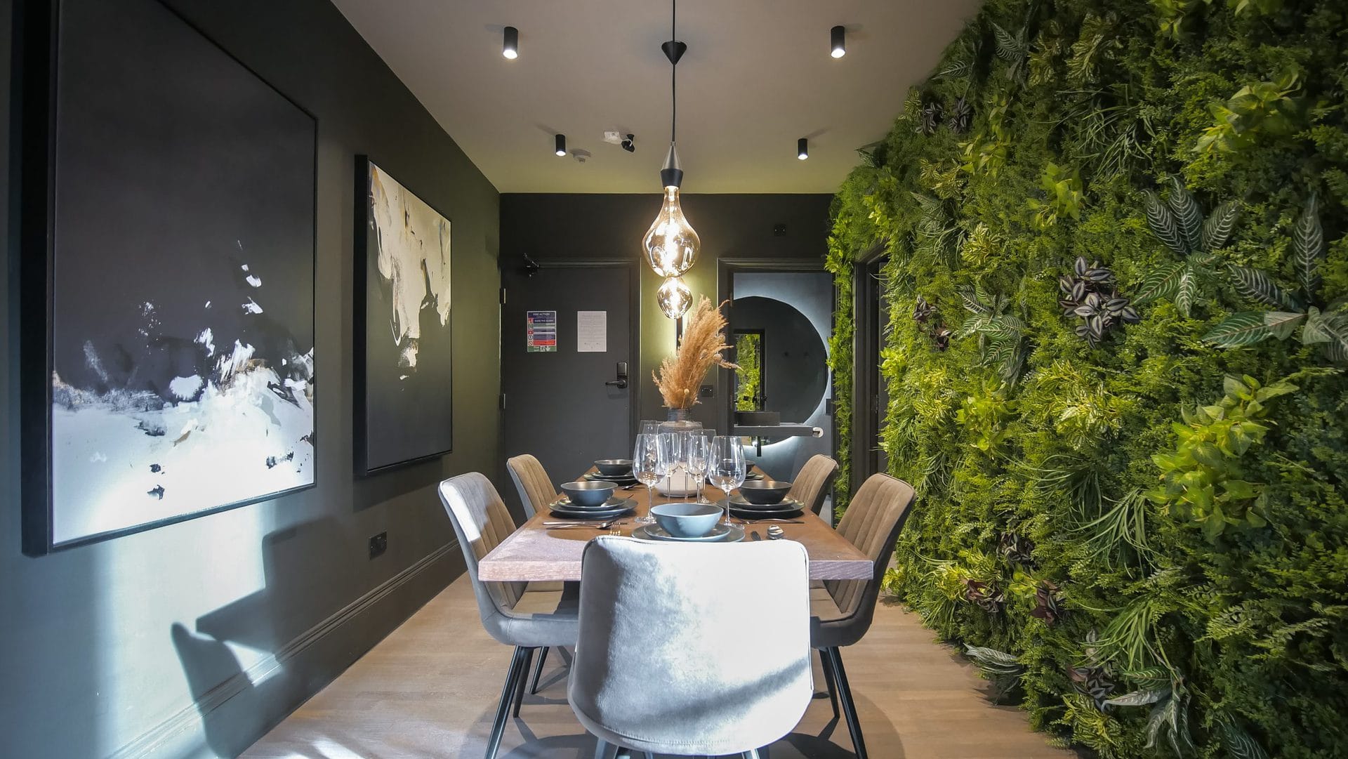 midnight-boutique-dining-table