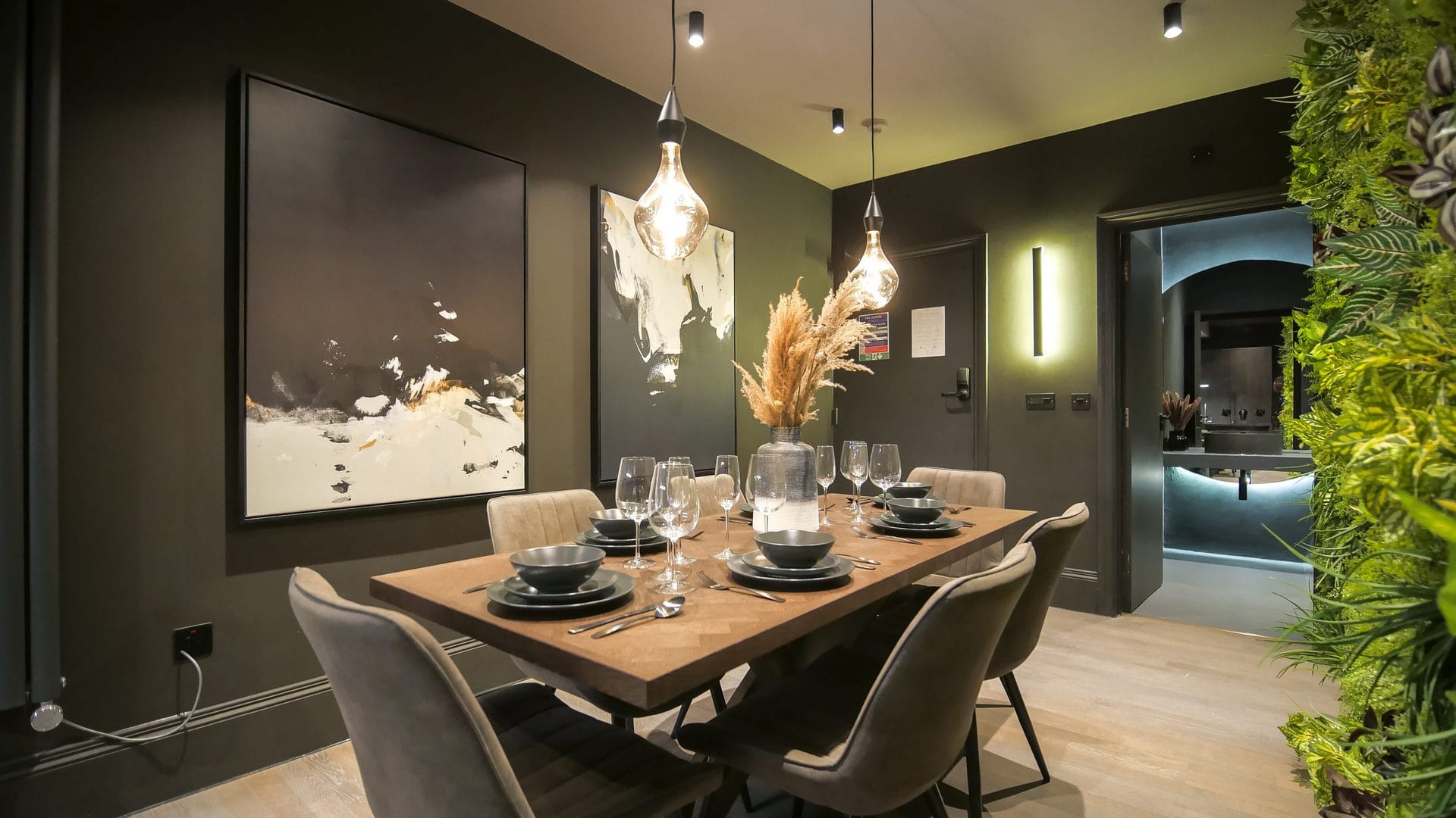 midnight-boutique-dining-table