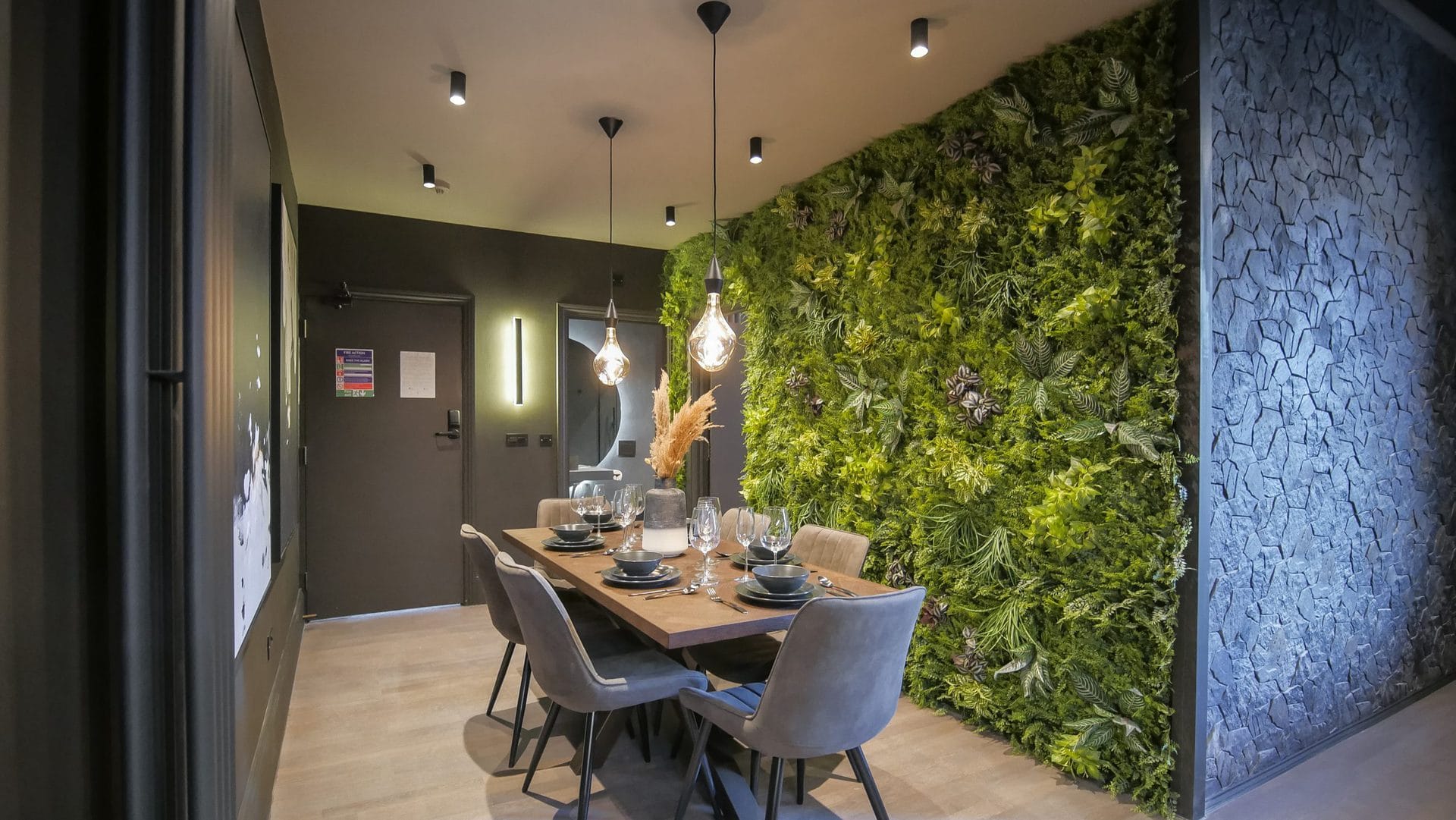 midnight-boutique-dining-table