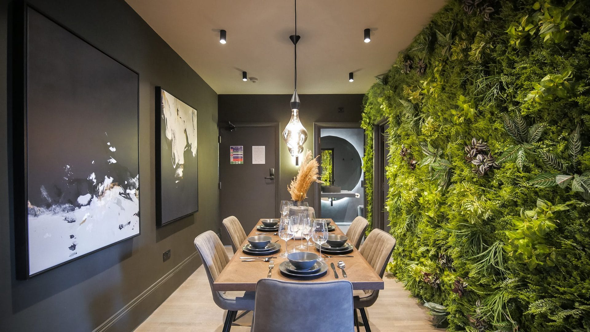midnight-boutique-dining-table