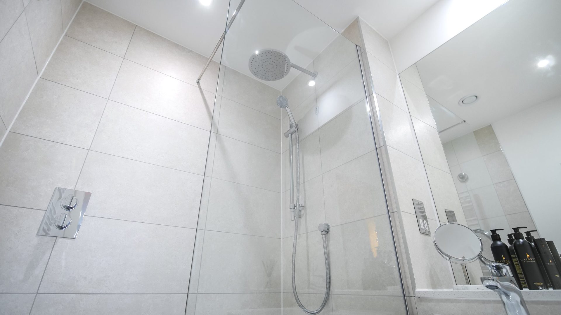 oxygen-skyline-penthouse-shower