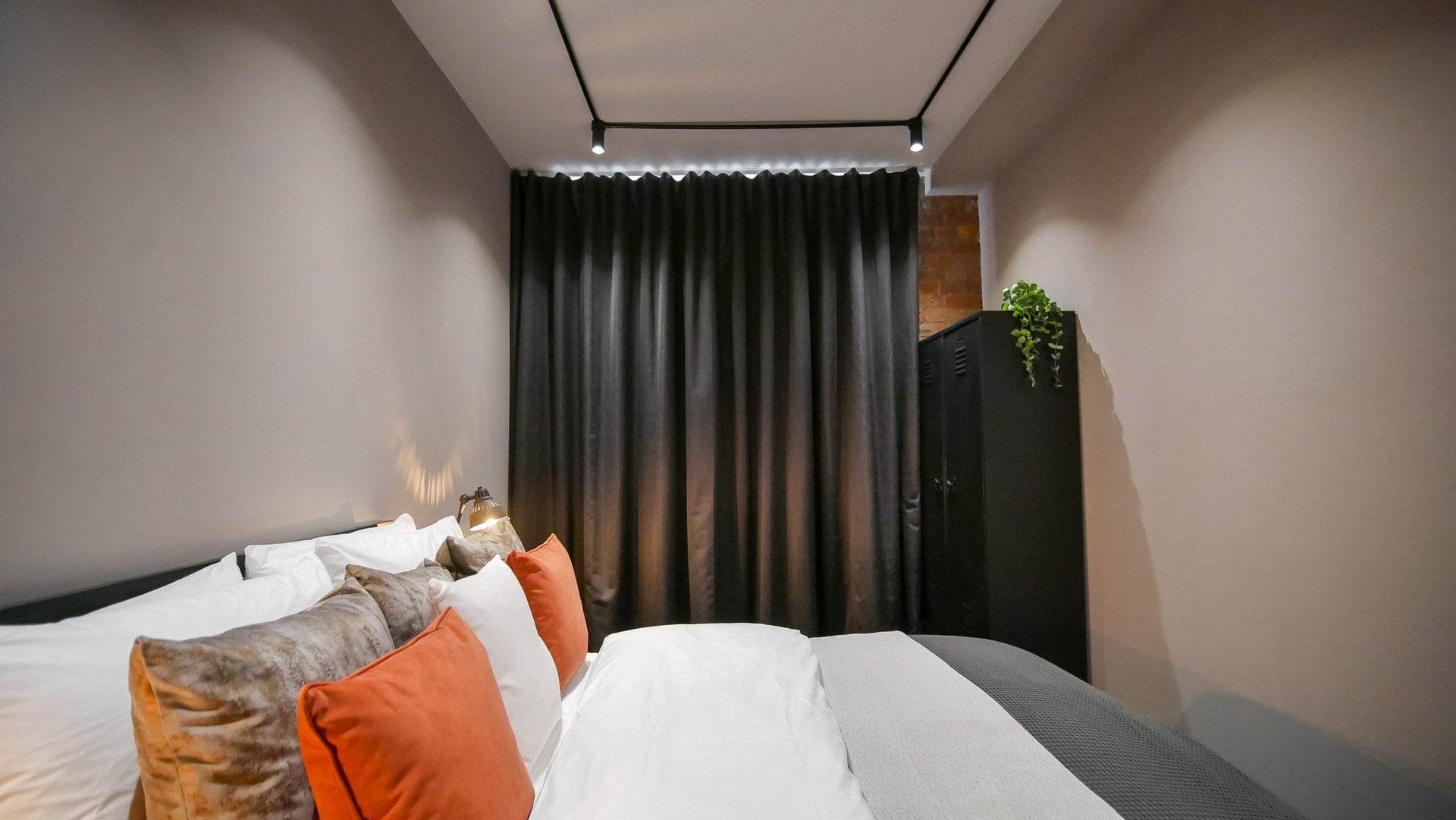 manhattan-boutique-bedroom